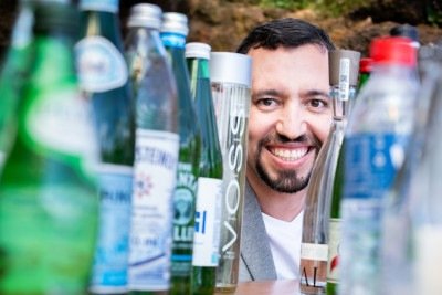 No universo da água, Rodrigo Rezende explica que vale a mesma lógica do vinho: quanto mais estruturado o prato, mais estruturada deve ser a bebida -  (crédito: Natália Diniz/Divulgação)