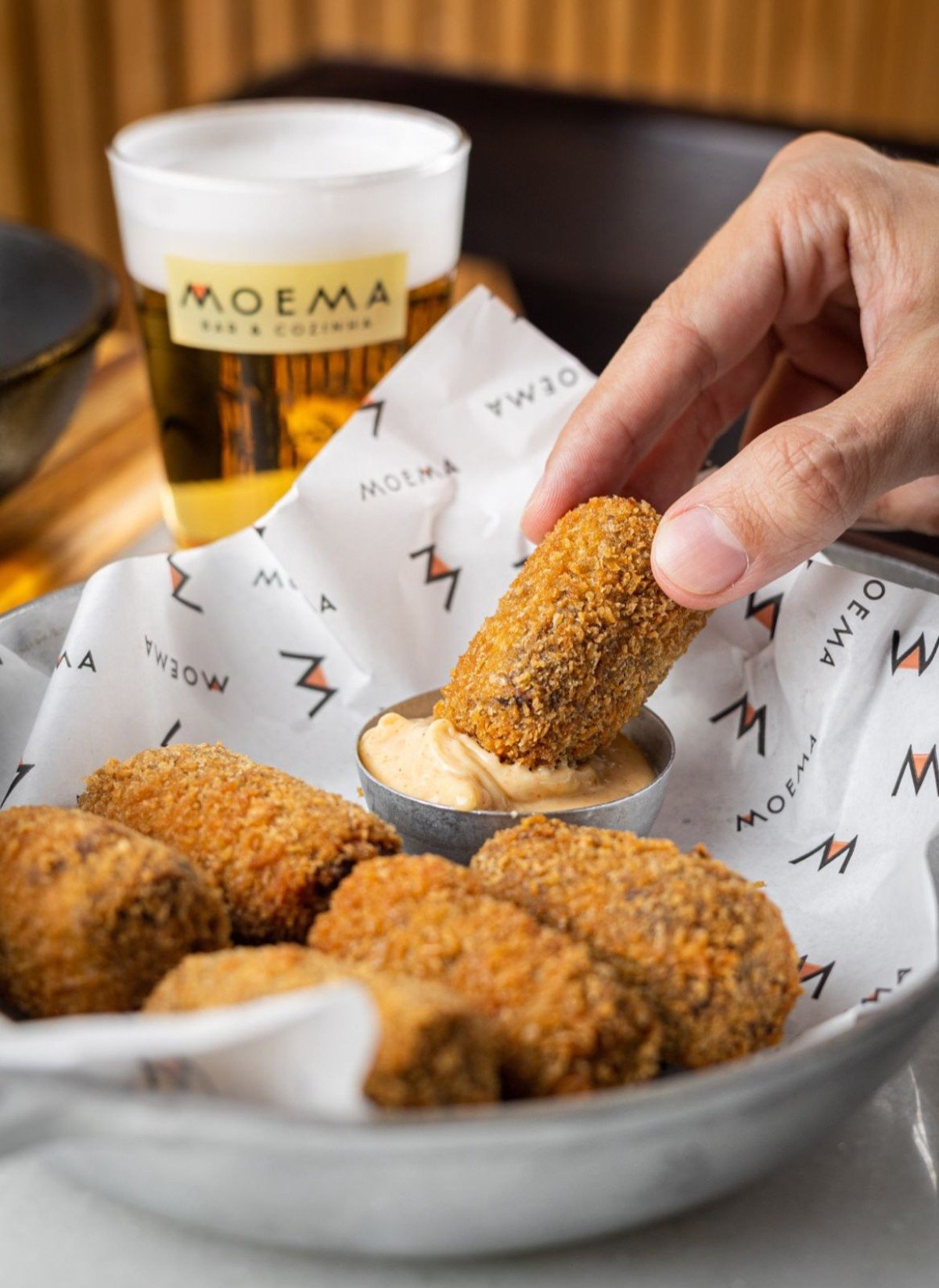 O Moema serve croquetes de carne e croquetas de jam&oacute;n