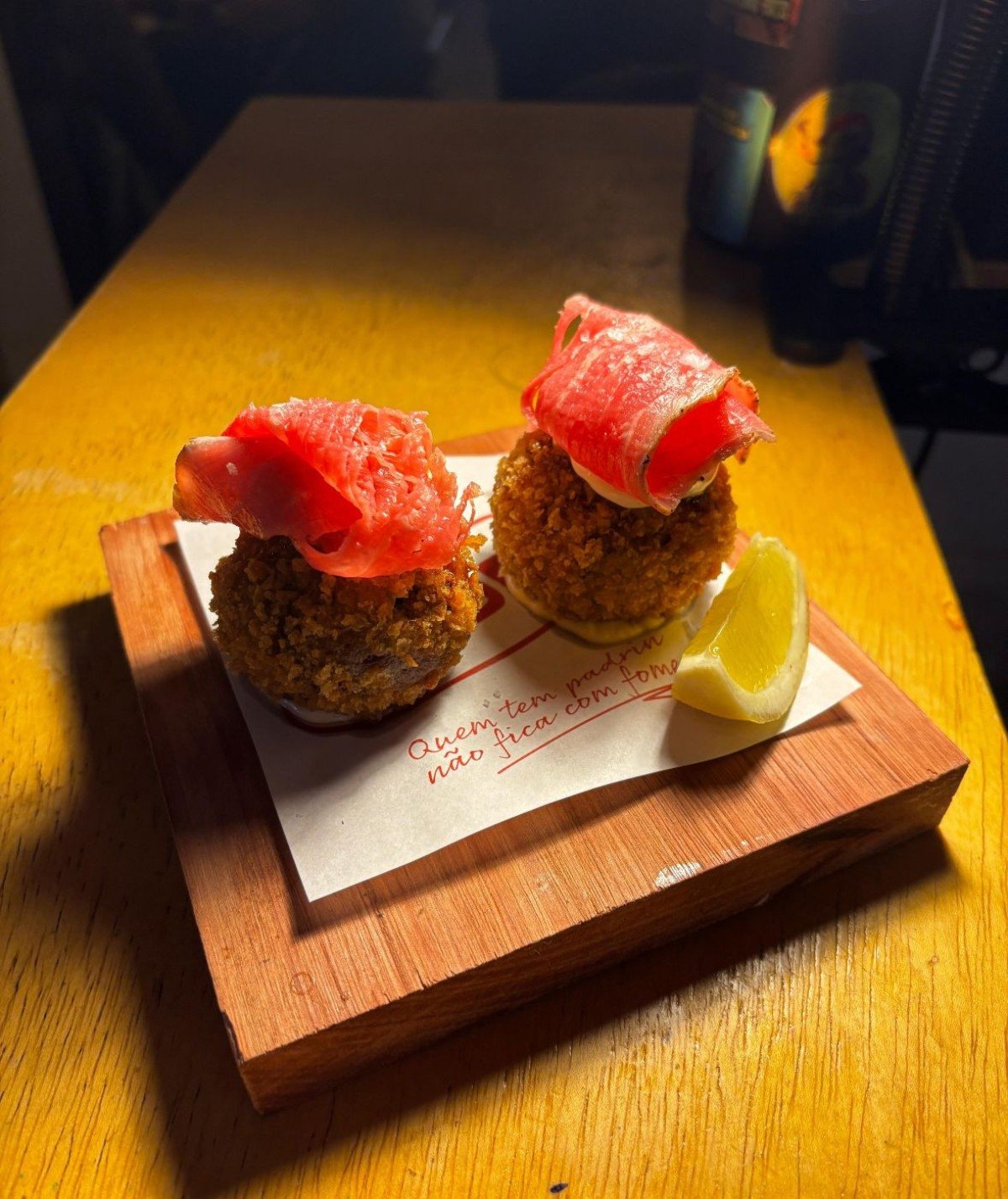 No Bar Padrin, os croquetes s&atilde;o cobertos com uma fatia de jam&oacute;n espanhol 