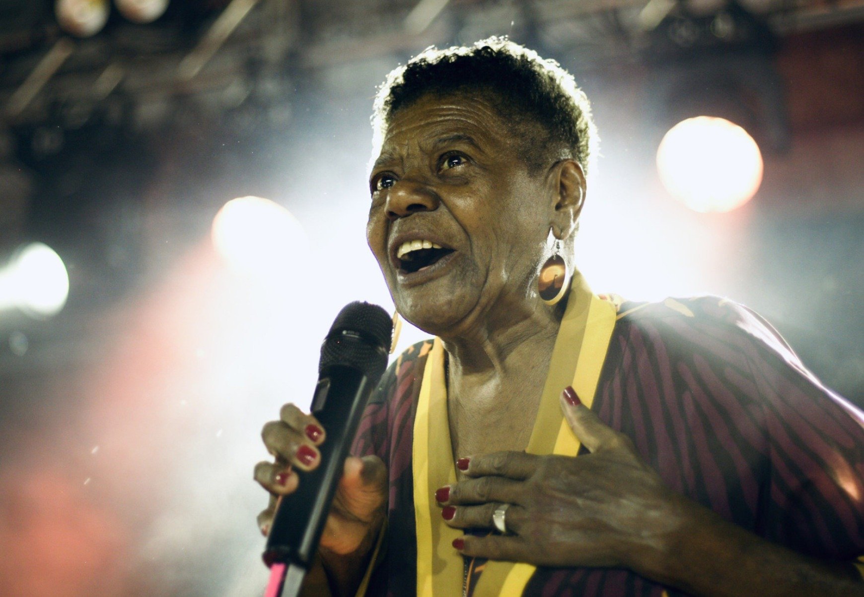  Sambista Dona Eliza segura o microfone e canta durante show