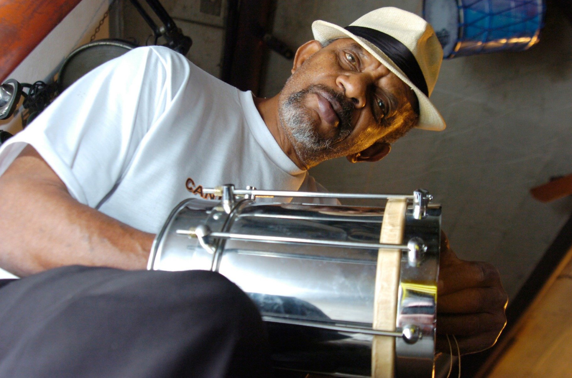 Sambista Ronaldo Coisa Nossa usa chap&eacute;u de palha e olha para a c&acirc;mera durante show