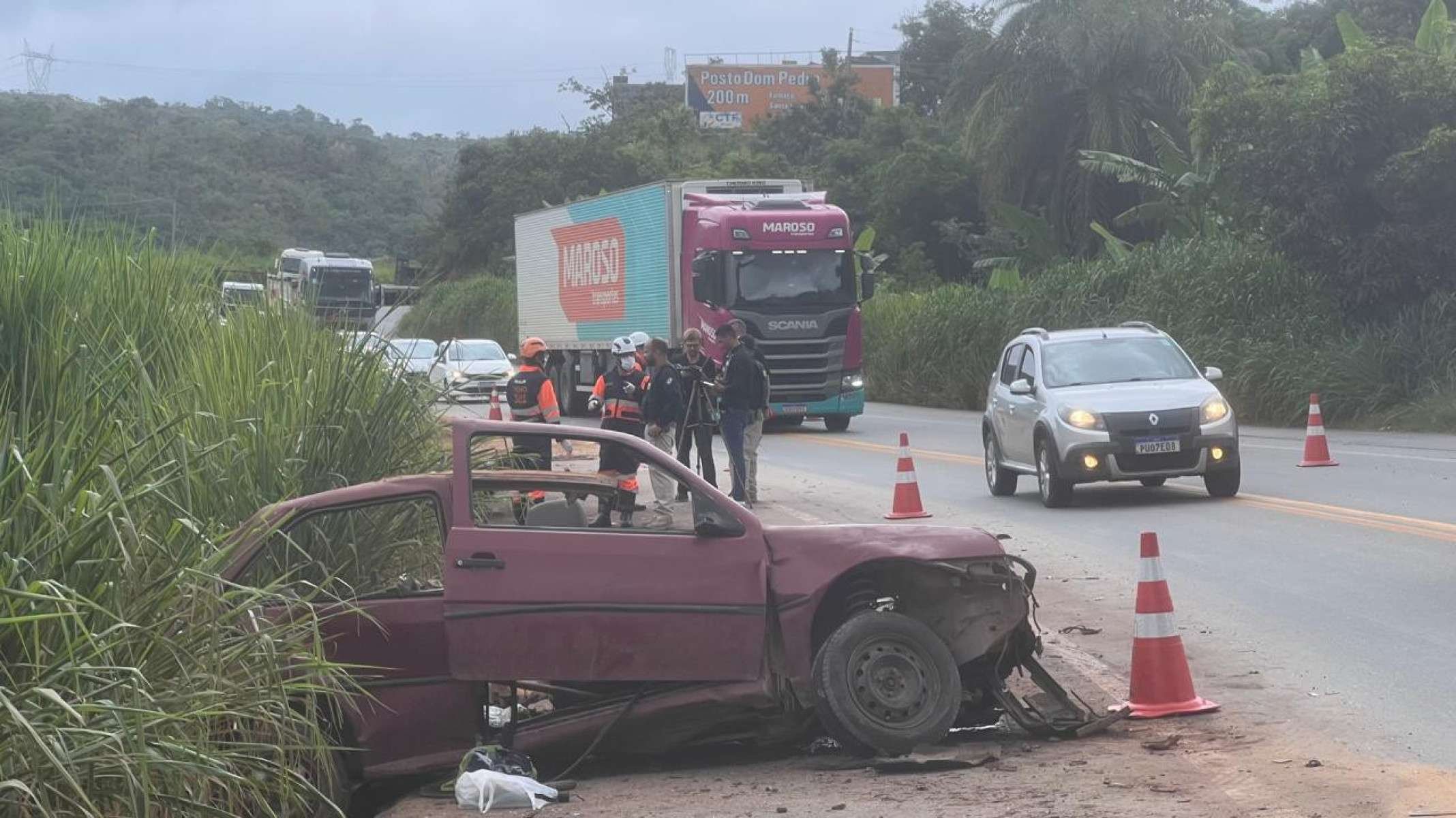 Batida entre carreta e veículo de passeio deixa três mortos e um ferido grave na Grande BH-Edésio Ferreira/EM/D.A.Press