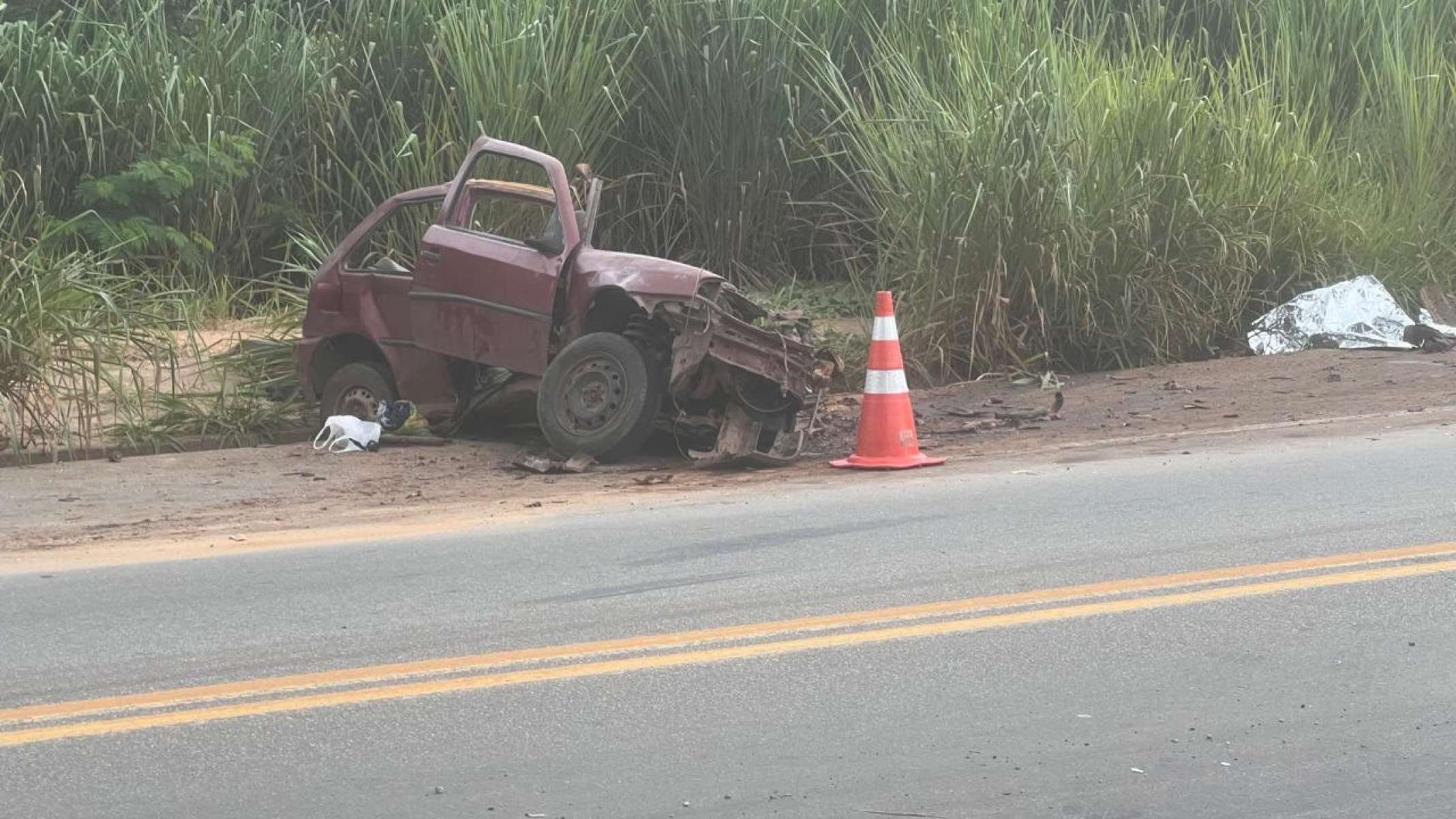 Carro partiu ao meio-Edésio Ferreira/EM/D.A.Press