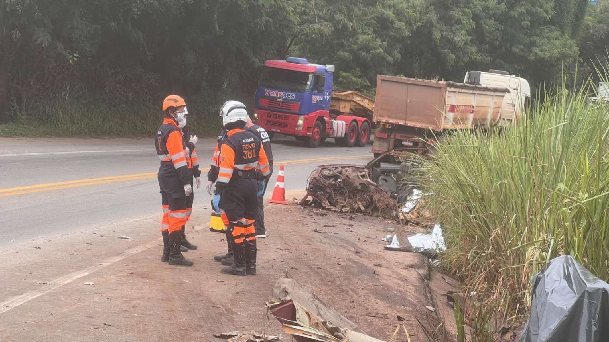 Com o impacto da batida, carro ficou irreconhecível -Edésio Ferreira/EM/D.A.Press