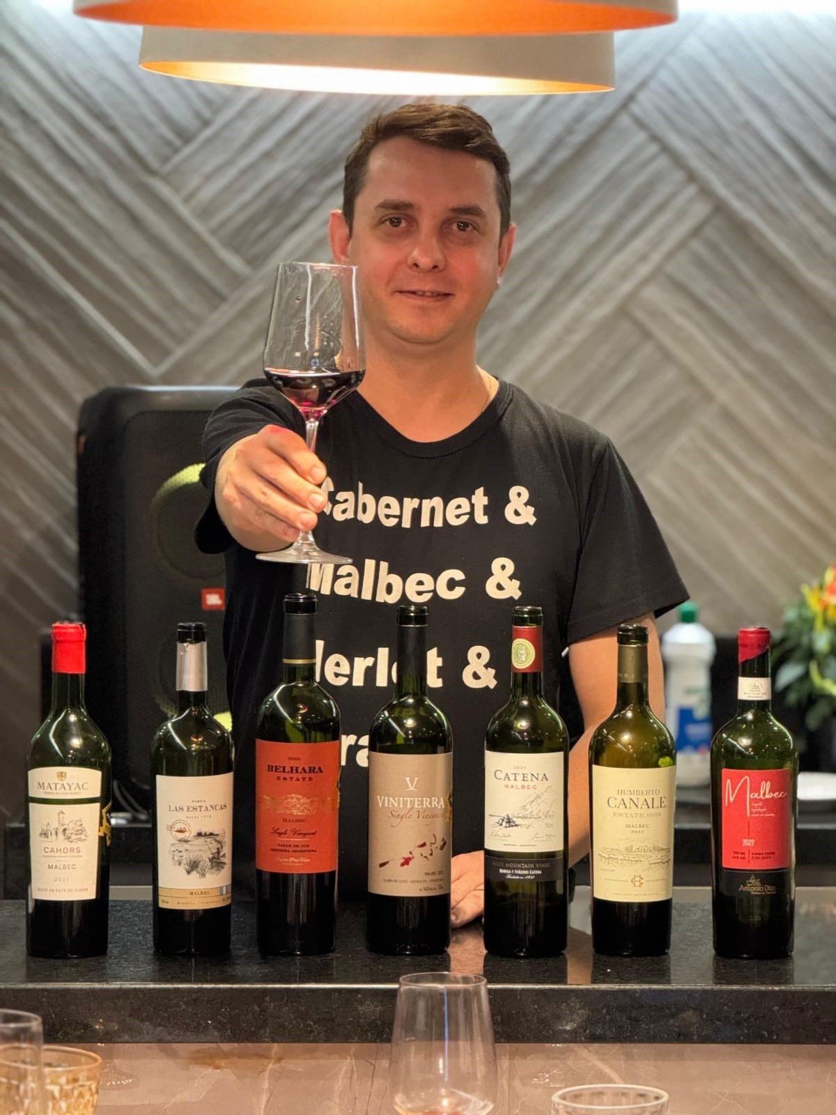 O diretor-executivo da ABS Minas e sommelier de vinho Ailton Soares observa que as &aacute;reas de cacha&ccedil;a e cerveja v&ecirc;m atraindo mais interesse