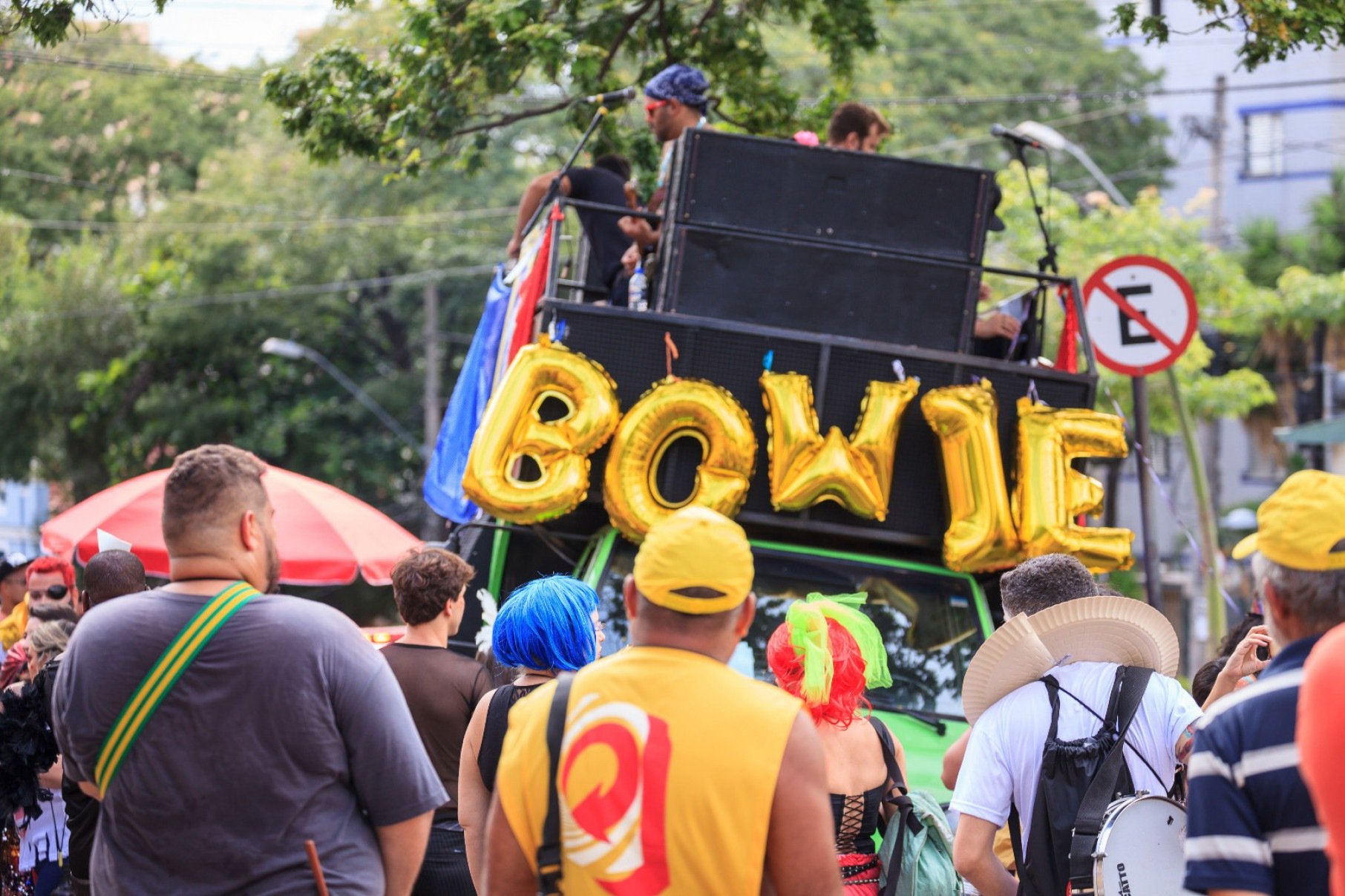 Desfile do Bloco Ziriggydum Stardust em BH. Caminh&atilde;o leva letras de pl&aacute;stico amararelas com o sobrenome do cantor David Bowie