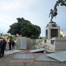Guarda Municipal impede que foliões subam em monumento de praça de BH - Túlio Santos / EM / D.A Press