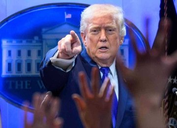 Suprema Corte dos EUA tenta frear 'loucuras' de Trump, que anunciou tarifa global de 10% -  (crédito: MANOEL NGAN/AFP)