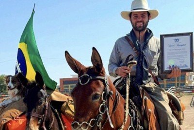 <p>Atravessar 10 mil km, dos Estados Unidos ao Brasil, montado em uma mula. É o que vem tentando fazer o engenheiro civil paulista Pedro Henrique Biondo, conhecido como Pedro Berranteiro. </p>
 -  (crédito: Divulgac?a?o)