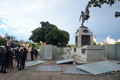 Tradição de expor os estandartes no Monumento à Civilização Mineira foi interrompida por tapumes de ferro -  (crédito: Túlio Santos / EM / D.A Press)