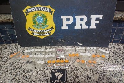 As ampolas de medicamento emagrecedor estavam escondidas no estepe do ve&iacute;culo -  (crédito: PRF)