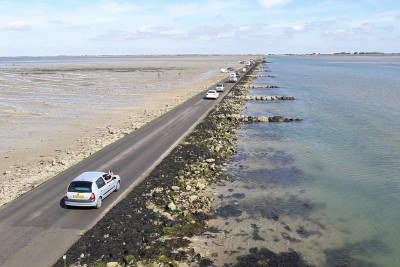 <p>A Passagem do Gois, na França, conecta a Ilha de Noirmoutier ao continente embora desapareça sob as águas duas vezes por dia. Durante a maré baixa, revela-se como um caminho estreito e histórico, mas quando a maré sobe, fica submersa por até quatro metros de água. É um espetáculo natural que une engenho humano e força da natureza.</p>
 -  (crédito: reprodução/ tripadvisor)