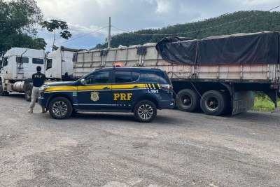 Motorista original da carga havia sido rendido por criminosos armados durante a madrugada -  (crédito: PRF/Divulgação)