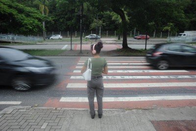 Julia Xavier demorou para conseguir atravessar a Av. Antônio Carlos na manhã deste sábado (21). Os semáforos nos dois sentidos da via estão desligados há quatro dias devido ao roubo do cabeamento   -  (crédito: Alexandre Guzanshe/EM/D.A Press)