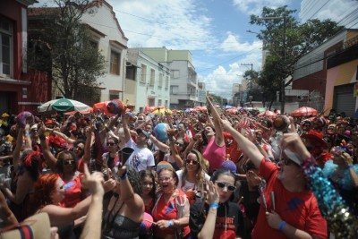 Bloco Ziriggydum Stardust desfila no bairro Floresta neste sábado pós-carnaval  -  (crédito: Alexandre Guzanshe/EM/D.A Press)