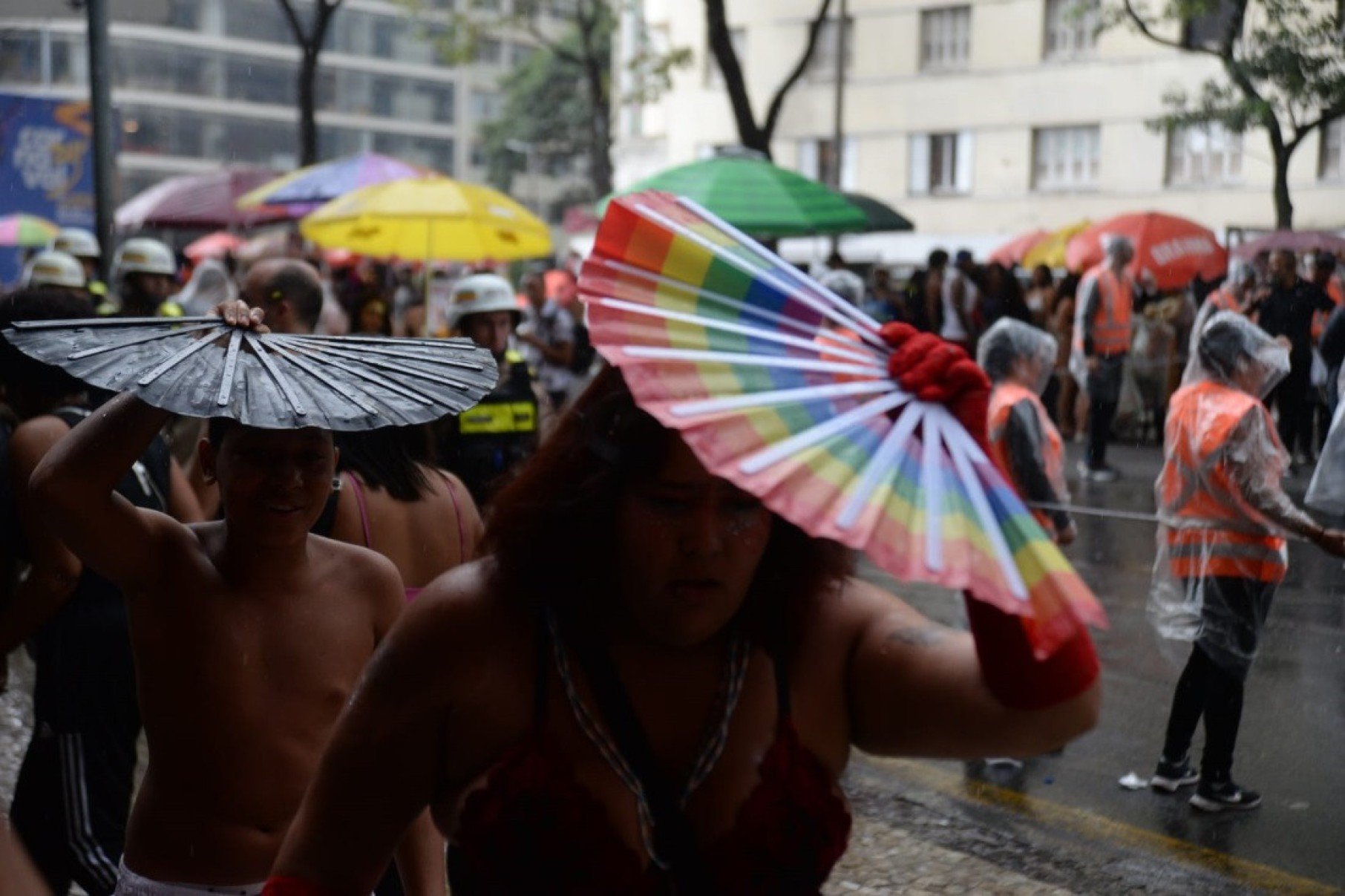 Foli&otilde;es se abrigam da chuva na Avenida Afonso Pena