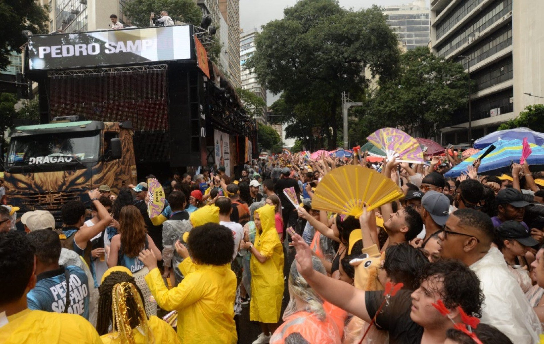 P&uacute;blico compareceu em peso, mesmo com a chuva
