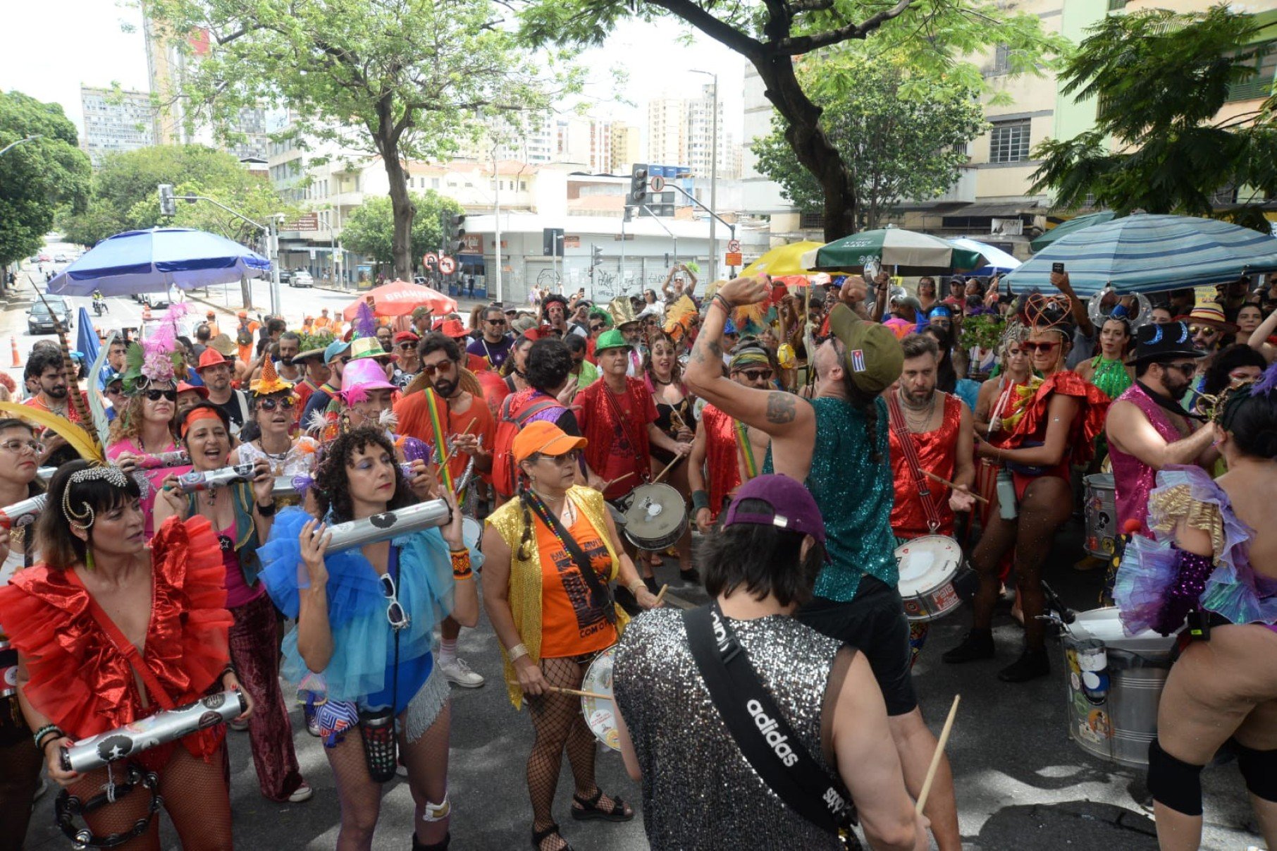  Lado A e lado B de Raul Seixas embalaram os foliões, ao som da bateria-Tulio Santos/EM/D.A Press