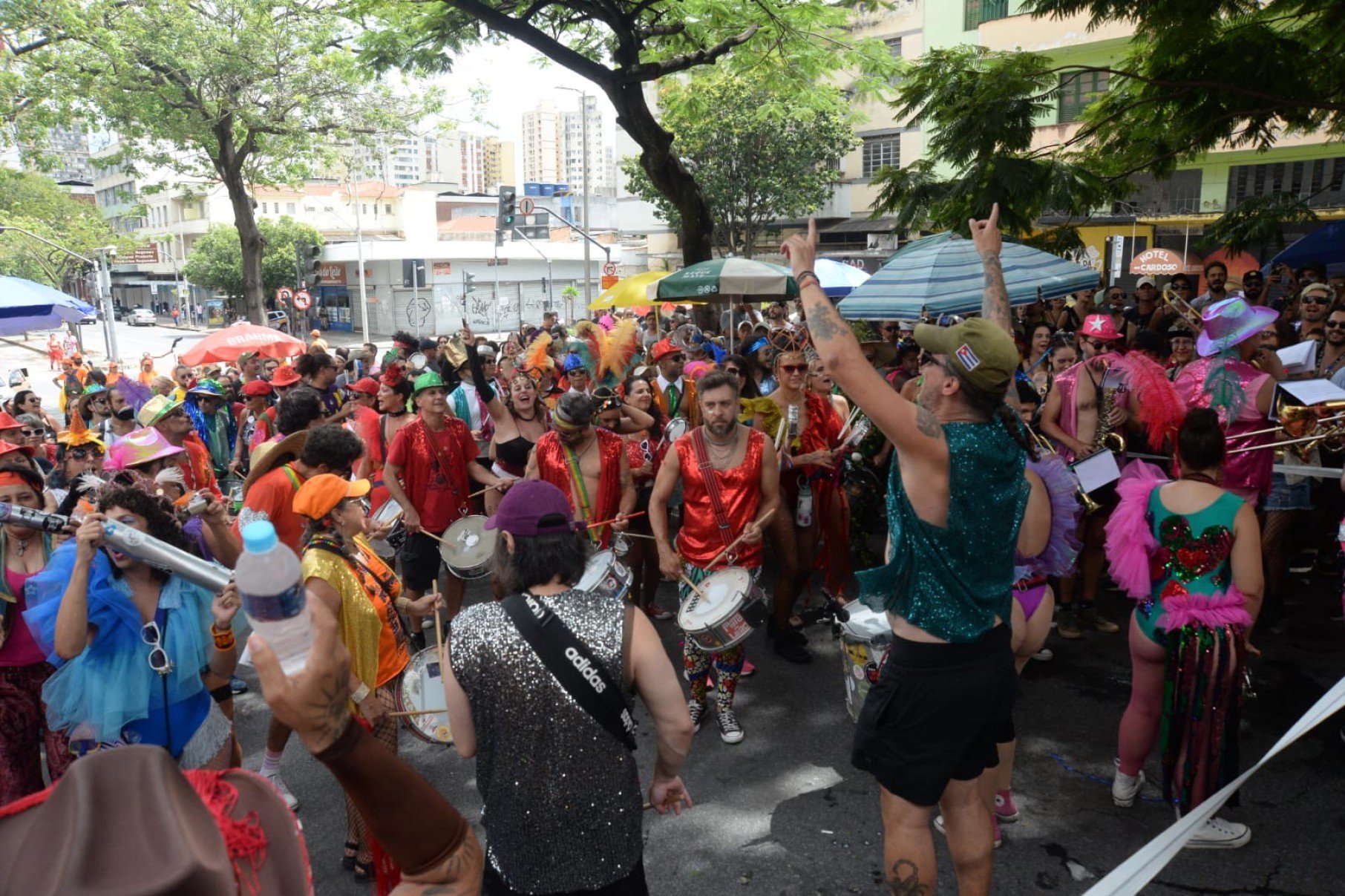  Lado A e lado B de Raul Seixas embalaram os foliões, ao som da bateria