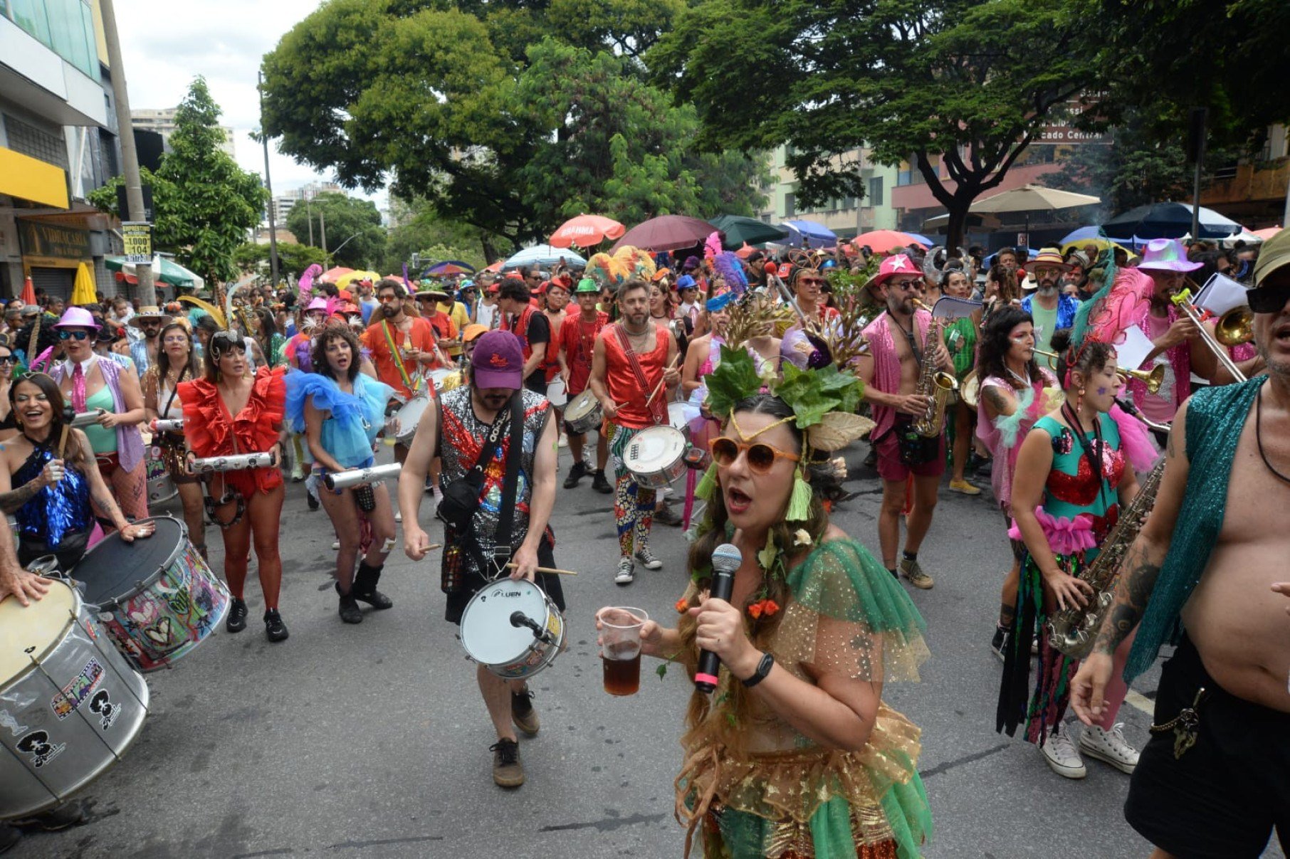  Lado A e lado B de Raul Seixas embalaram os foliões, ao som da bateria