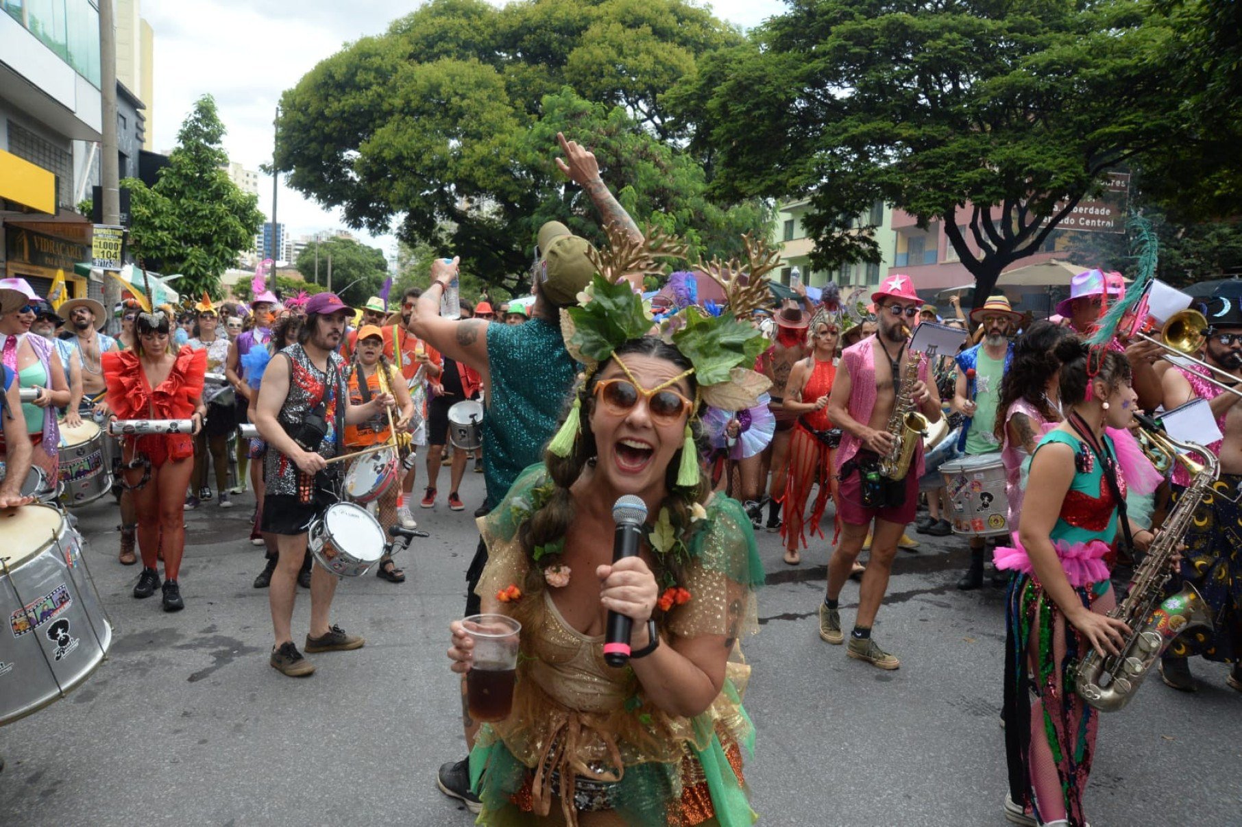  Lado A e lado B de Raul Seixas embalaram os foliões, ao som da bateria