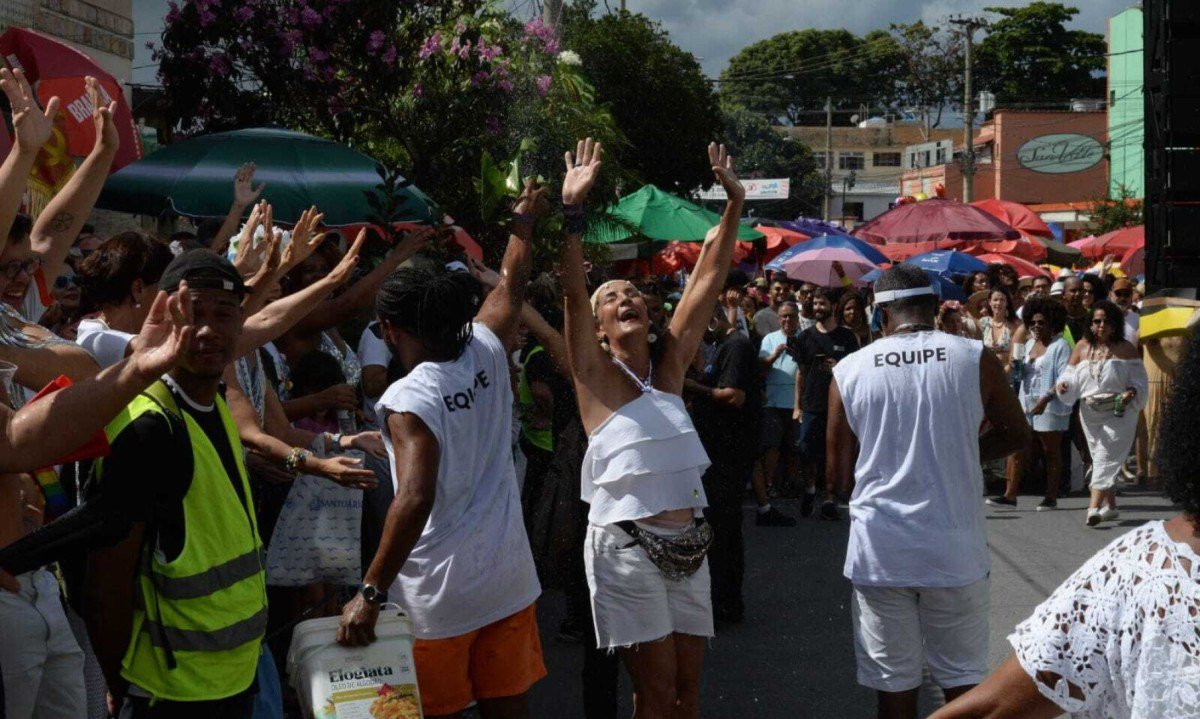 Bloco Filhas de Clara, que homenageia a sambista Clara Nunes, desfilou pelas ruas do Bairro Renascença neste domingo (22/2)-Túlio Santos/EM/D.A Press