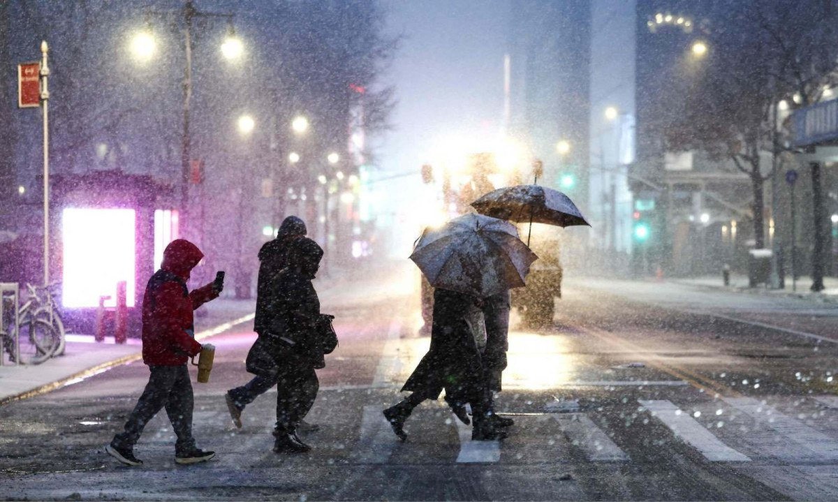 Nova York entra em toque de recolher diante de maior tempestade da década - (crédito: Charly Triballeau/AFP)