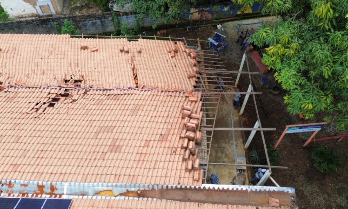 Temporal acompanhado de fortes ventos destelha pr&eacute;dio de escola municipal em Betim 