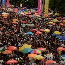 Na chuva, foliões se despedem do carnaval ao som de axé - Túlio Santos/EM/D.A Press