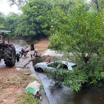 Carro é arrastado em córrego e passageiro está desaparecido - CBMMG