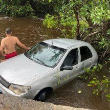Bombeiros procuram homem que estava em carro que caiu em rio em Porteirinha - Corpo de Bombeiros/divulgação