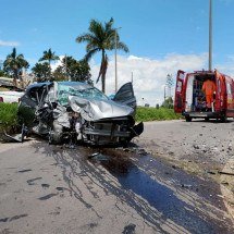 MG: Mulher bate carro contra muro e criança de 3 anos fica ferida - Corpo de Bombeiros/Reprodução