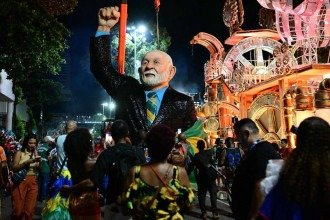 Carro aleg&oacute;rico com escultura de Lula na Marqu&ecirc;s de Sapuca&iacute;, no Rio de Janeiro  -  (crédito: Pablo Porciuncula/AFP)