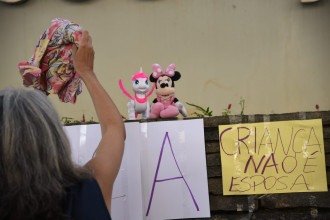"Crian&ccedil;a n&atilde;o &eacute; esposa": mulheres protestam no TJMG contra absolvi&ccedil;&atilde;o de acusado de estupro de menina de 12 anos -  (crédito: Gladyston Rodrigues/EM/D.A/Press)