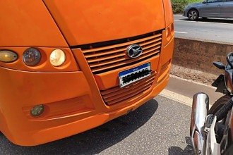 No momento do acidente no Anel Rodoviário, o micro-ônibus estava sem passageiros -  (crédito: Corpo de Bombeiros/Reprodução)