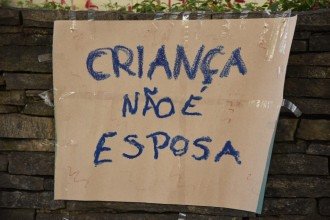 De acordo com o Código Penal, atos libidinosos com menores de 14 anos configuram crime, independentemente de consentimento ou histórico da vítima. Grupo foi à frente do TJMG em ato de protesto sobre o caso  
 -  (crédito: Gladyston Rodrigues/EM/D.A.Press)