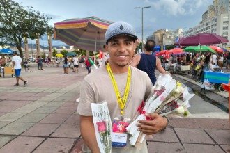 Diego Rodrigo dos Santos apostou na venda de flores para garantir a renda extra no carnaval -  (crédito: Izabella Caixeta/EM/D.A Press)