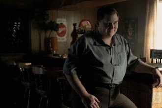O ator Michael Chernus interpreta de forma excepcional o serial killer John Wayne Gacy na série 'Devil in disguise'

 -  (crédito: Peacock/Divulgação)