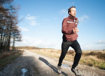 <p>Essa visão tradicional sustenta que o corpo humano é naturalmente atlético. Assim, a prática de corrida seria parte importante da evolução e da saúde.</p>
 -  (crédito: Jenny Hill Unsplash)