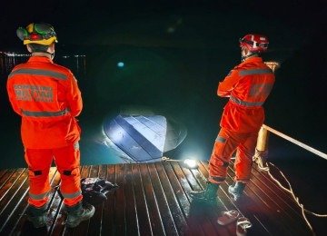 A lancha ficou emborcada logo ap&oacute;s bater no p&iacute;er -  (crédito: CBMMG)