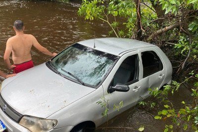 Carro levado pela correnteza do Rio Serra Branca foi retirado do manancial com o uso de um trator -  (crédito: Corpo de Bombeiros/divulgação)