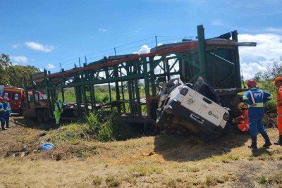 O Fiat Strada ficou inteiramente destruído depois de bater na carreta -  (crédito: CBMMG)