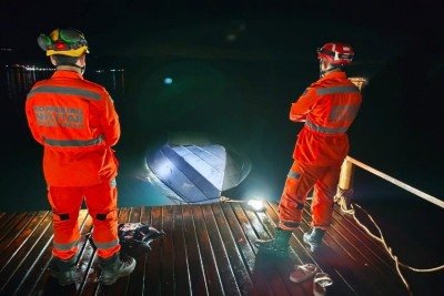 A lancha ficou emborcada logo ap&oacute;s bater no p&iacute;er -  (crédito: CBMMG)