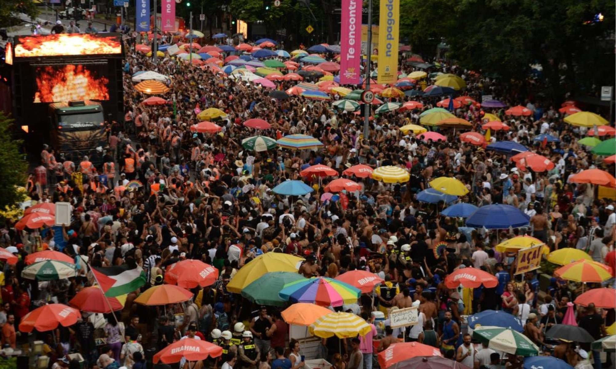 Bloco Beleza Rara desfilou na Avenida dos Andradas-Túlio Santos/EM/D.A Press