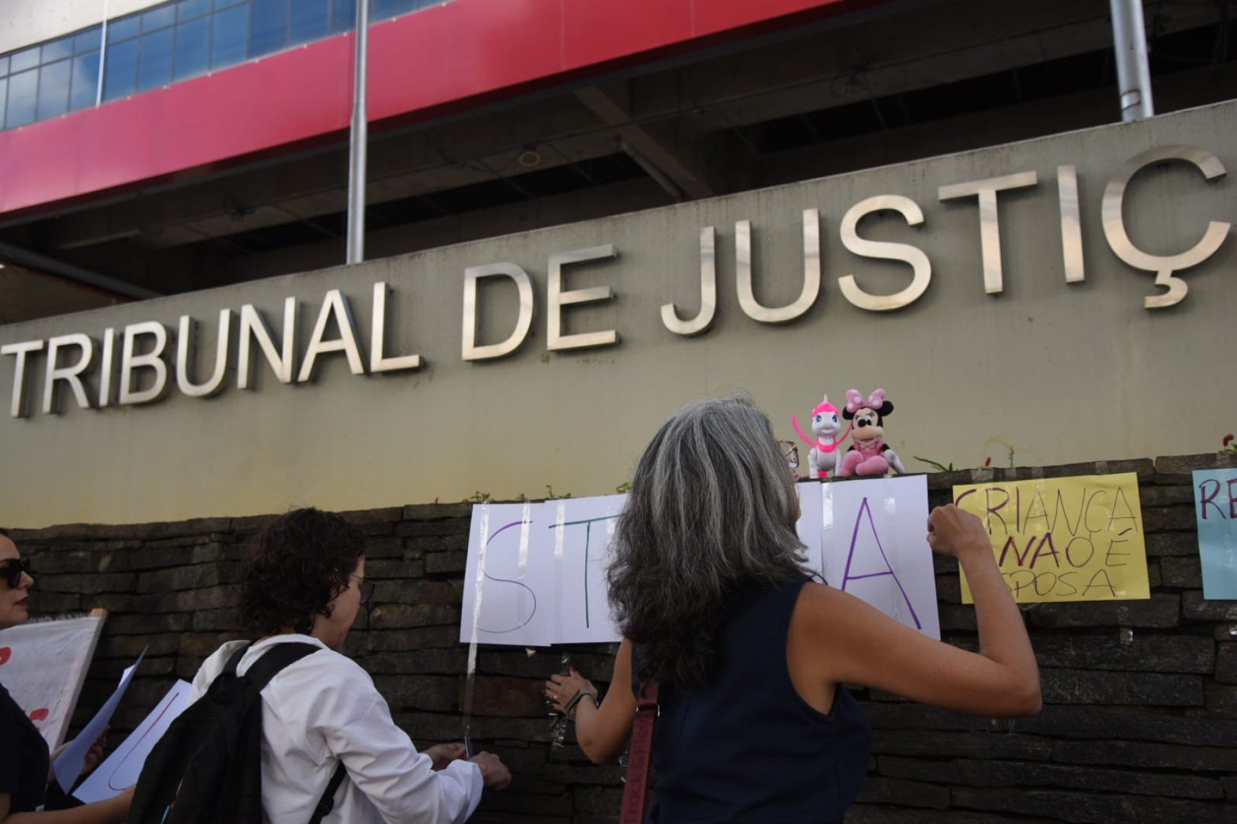 De acordo com o Código Penal, atos libidinosos com menores de 14 anos configuram crime, independentemente de consentimento ou histórico da vítima. Grupo foi à frente do TJMG em ato de protesto sobre o caso  
