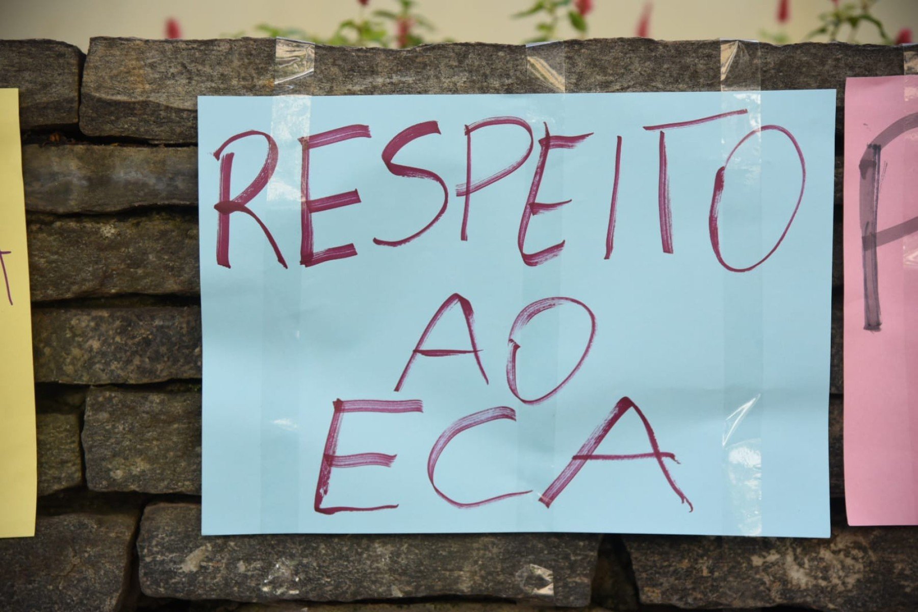 De acordo com o Código Penal, atos libidinosos com menores de 14 anos configuram crime, independentemente de consentimento ou histórico da vítima. Grupo foi à frente do TJMG em ato de protesto sobre o caso  
