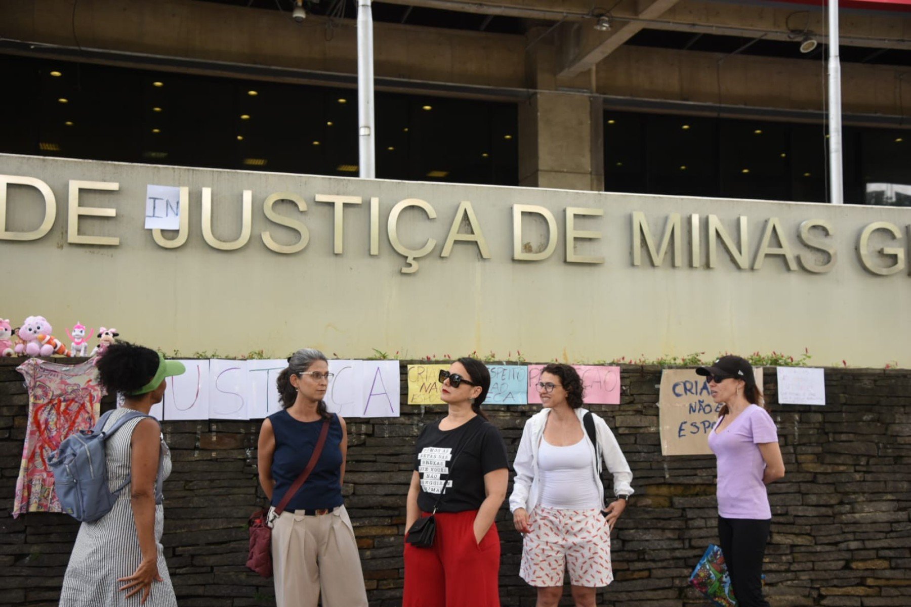 De acordo com o Código Penal, atos libidinosos com menores de 14 anos configuram crime, independentemente de consentimento ou histórico da vítima. Grupo foi à frente do TJMG em ato de protesto sobre o caso  
