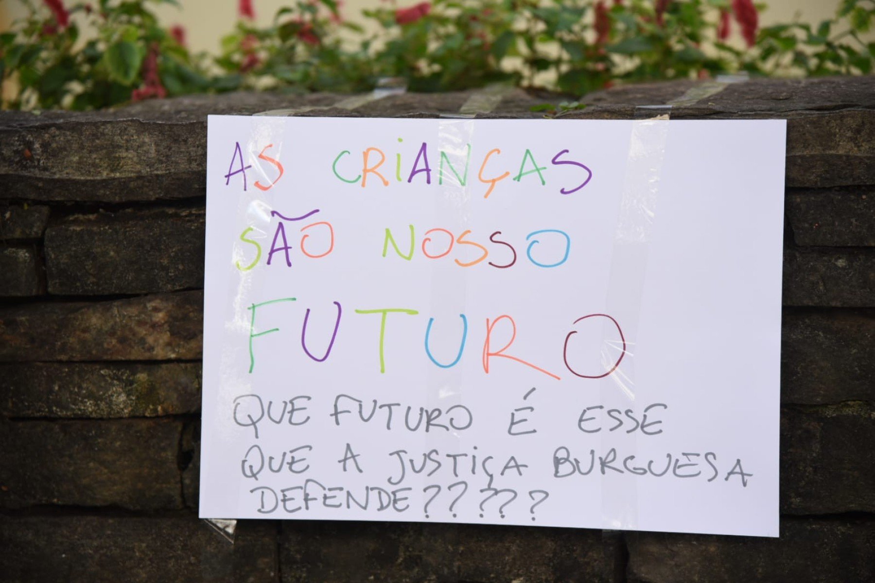 De acordo com o Código Penal, atos libidinosos com menores de 14 anos configuram crime, independentemente de consentimento ou histórico da vítima. Grupo foi à frente do TJMG em ato de protesto sobre o caso  
