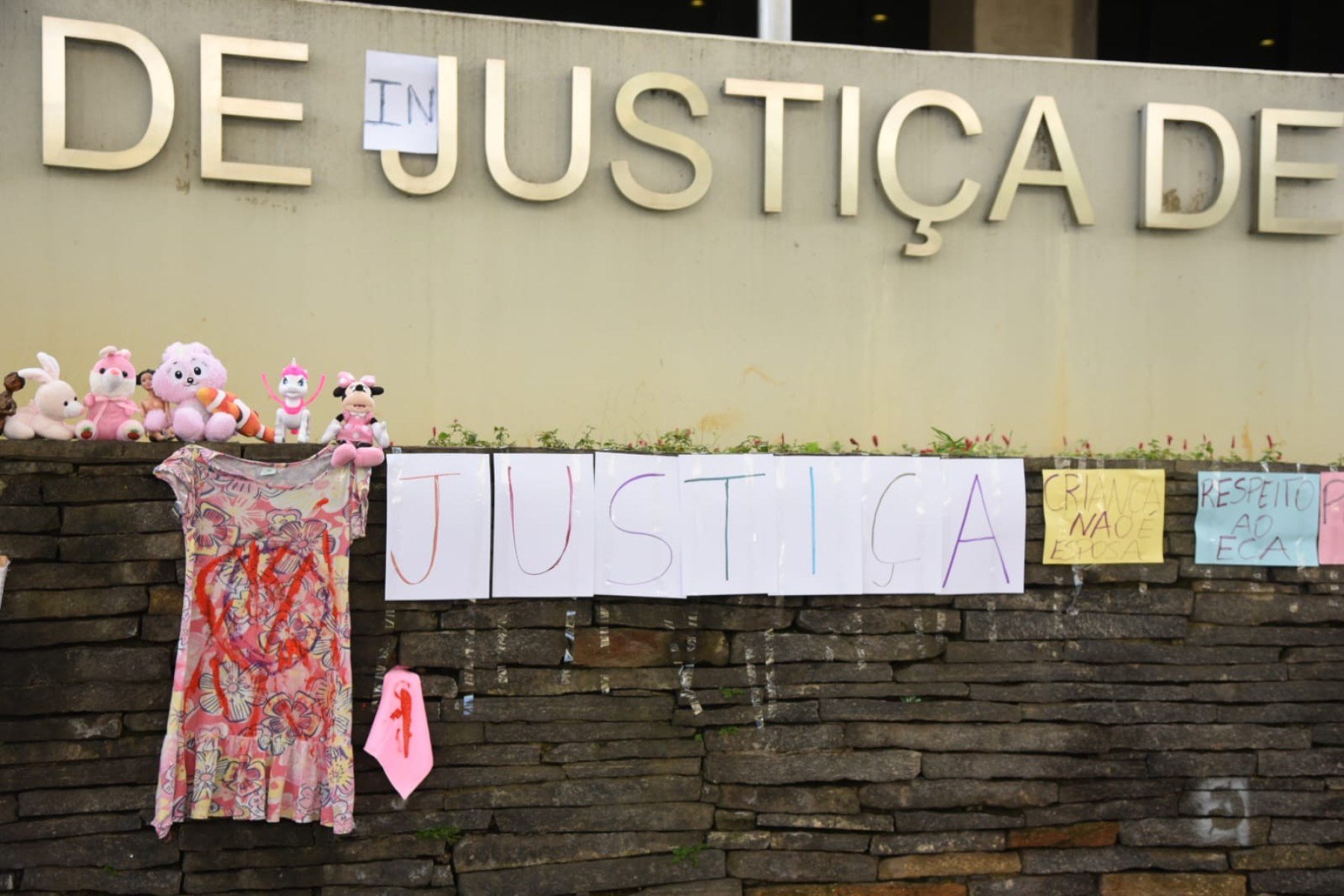 De acordo com o Código Penal, atos libidinosos com menores de 14 anos configuram crime, independentemente de consentimento ou histórico da vítima. Grupo foi à frente do TJMG em ato de protesto sobre o caso  
