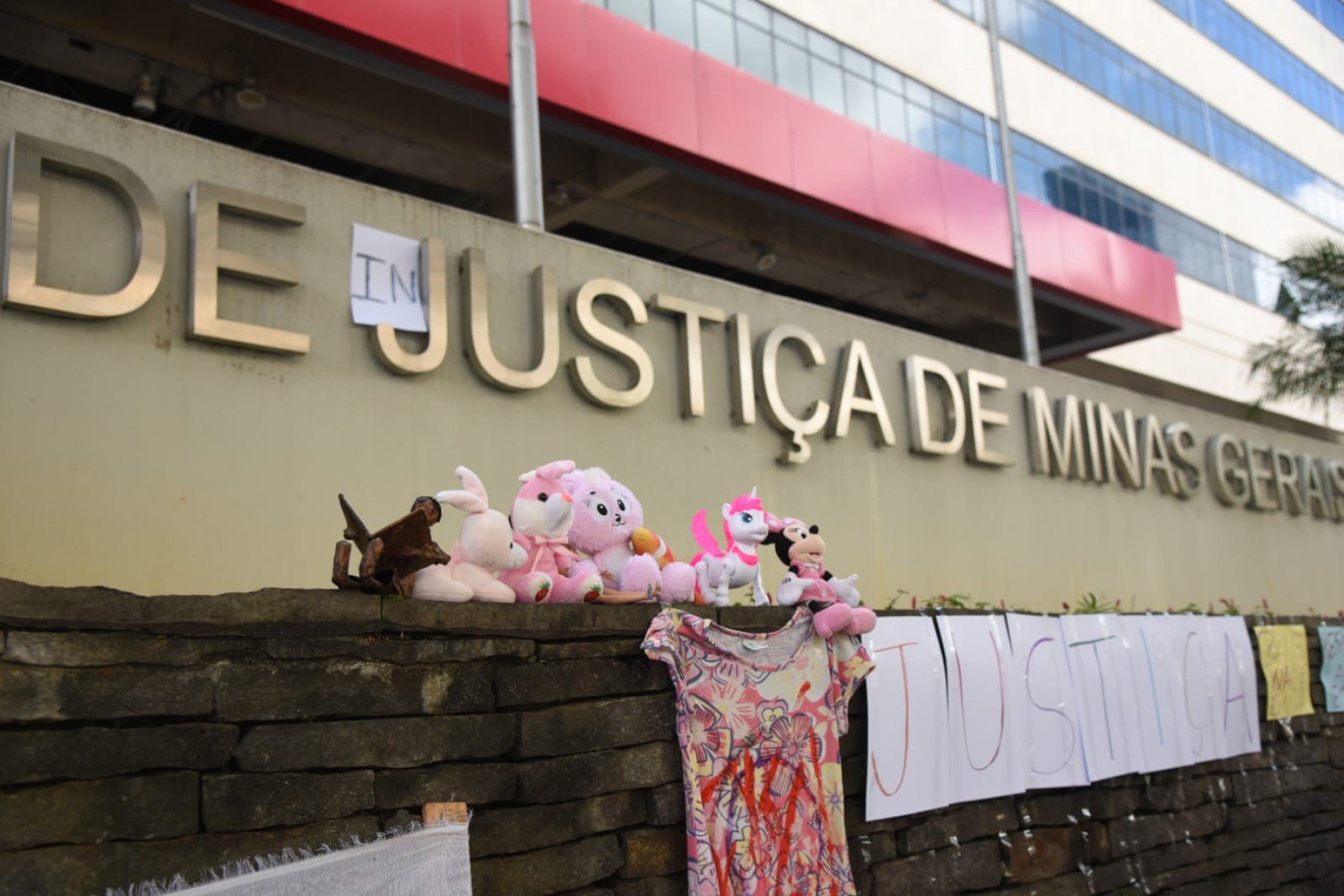 De acordo com o Código Penal, atos libidinosos com menores de 14 anos configuram crime, independentemente de consentimento ou histórico da vítima. Grupo foi à frente do TJMG em ato de protesto sobre o caso  
